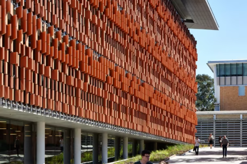 Universiteit van Brisbane - Terracotta zonwering - Foto Architectuur.nl